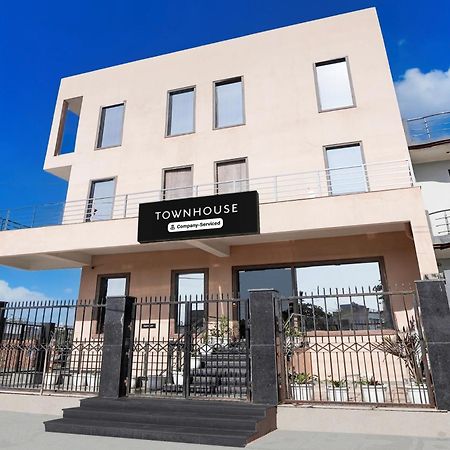 Super Townhouse Taj Nagri Basai Formerly Royal Empire Tajganj Екстер'єр фото