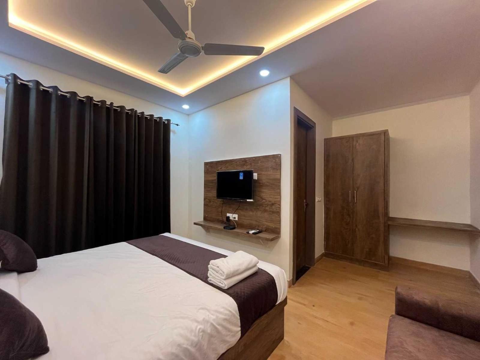 Super Townhouse Taj Nagri Basai Formerly Royal Empire Tajganj Екстер'єр фото