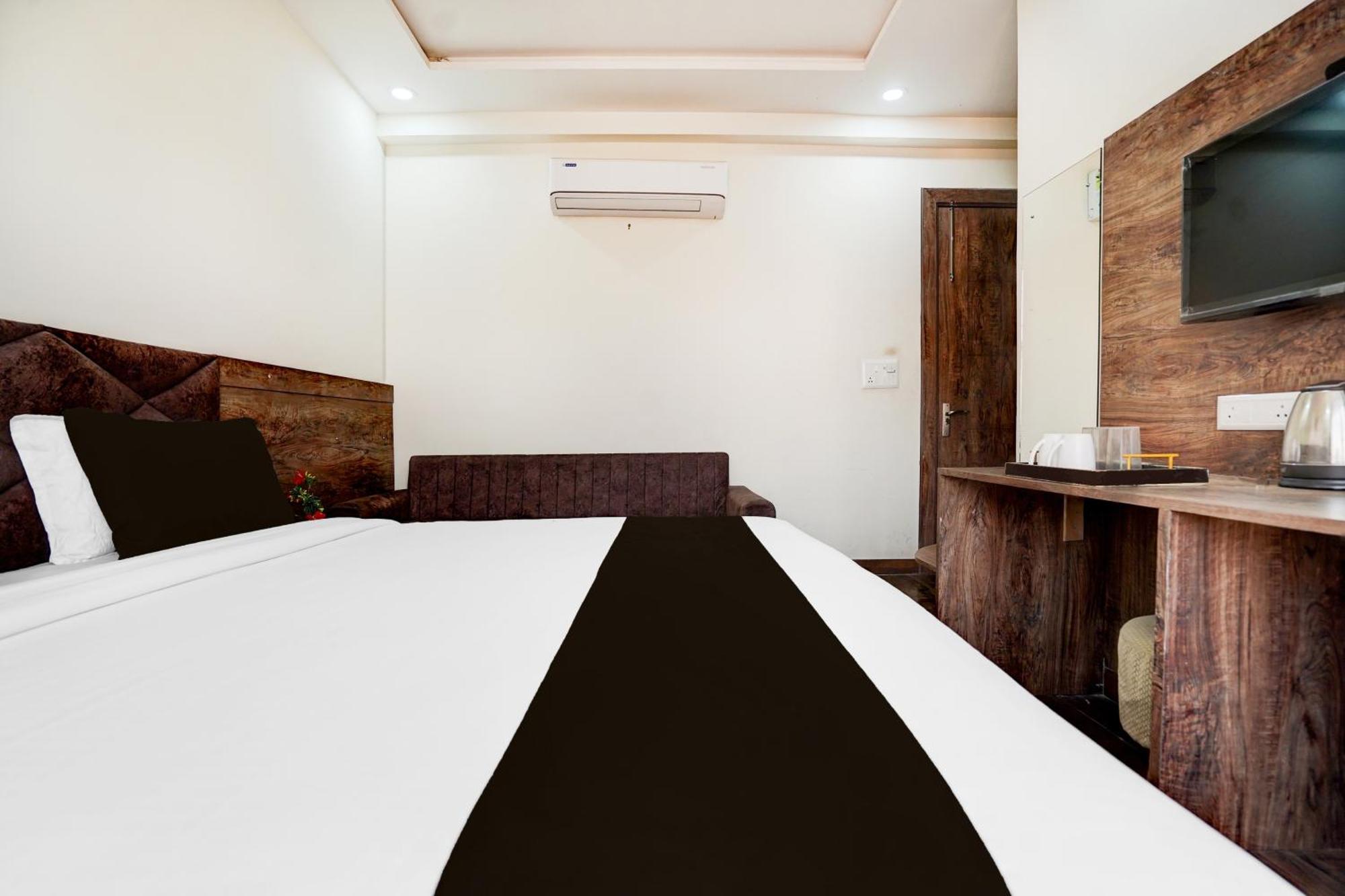 Super Townhouse Taj Nagri Basai Formerly Royal Empire Tajganj Екстер'єр фото